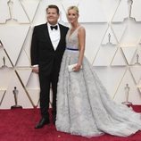 James Corden y Julia Carey posan en la alfombra roja de los Oscar 2020