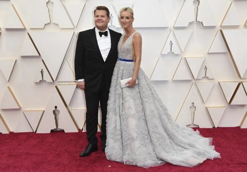 James Corden y Julia Carey posan en la alfombra roja de los Oscar 2020