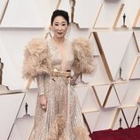 Sandra Oh posa en la alfombra roja de los Oscar 2020