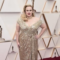 Rebel Wilson posa en la alfombra roja de los Oscar 2020