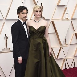 Noah Baumbach y Greta Gerwig posan en la alfombra roja de los Oscar 2020