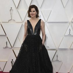 Geena Davis posa en la alfombra roja de los Oscar 2020