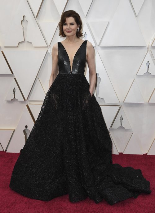 Geena Davis posa en la alfombra roja de los Oscar 2020