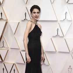 Margaret Qualley posa en la alfombra roja de los Oscar 2020