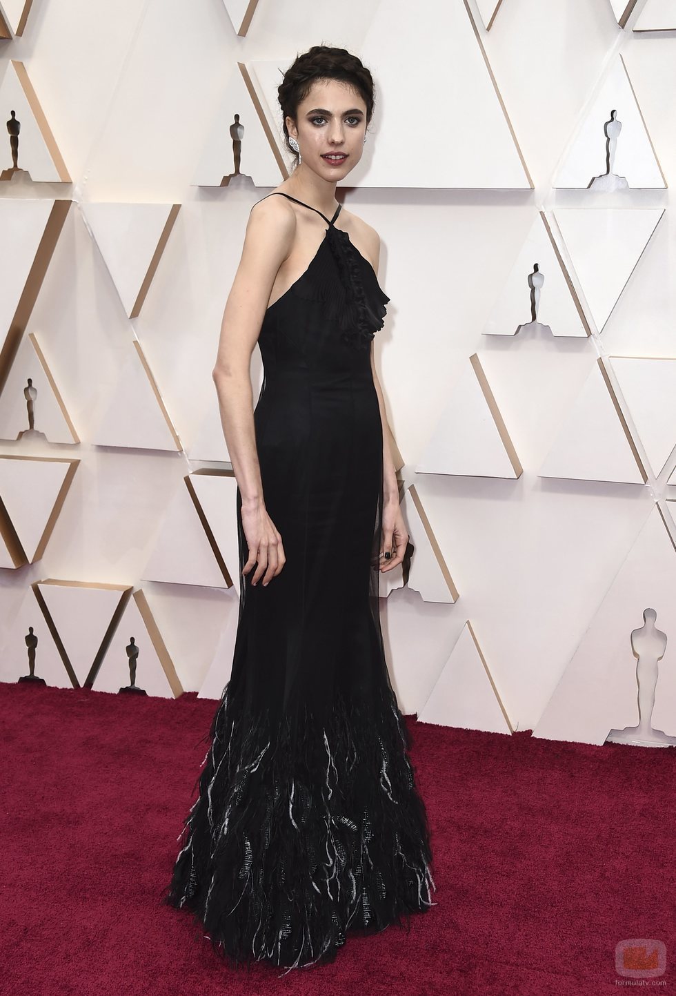 Margaret Qualley posa en la alfombra roja de los Oscar 2020