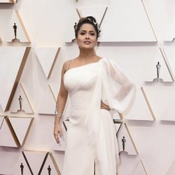 Salma Hayek posa en la alfombra roja de los Oscar 2020