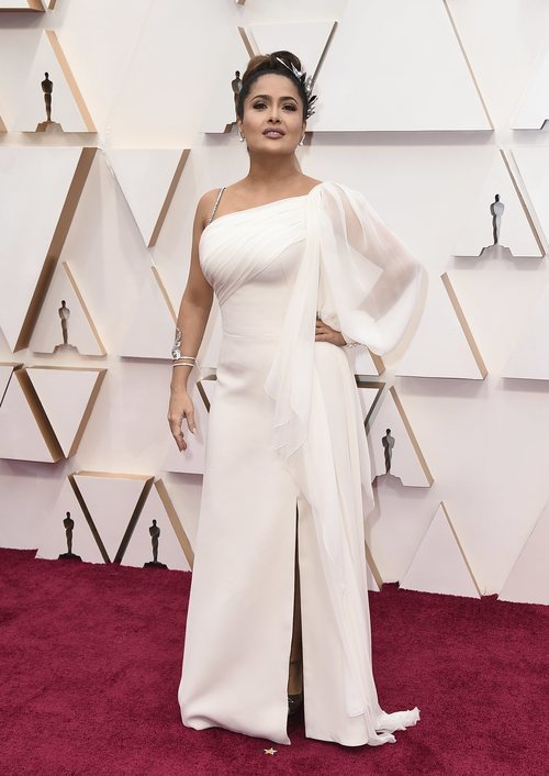 Salma Hayek posa en la alfombra roja de los Oscar 2020