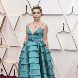 Florence Pugh posa en la alfombra roja de los Oscar 2020