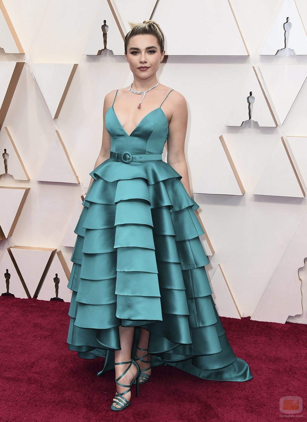 Florence Pugh posa en la alfombra roja de los Oscar 2020