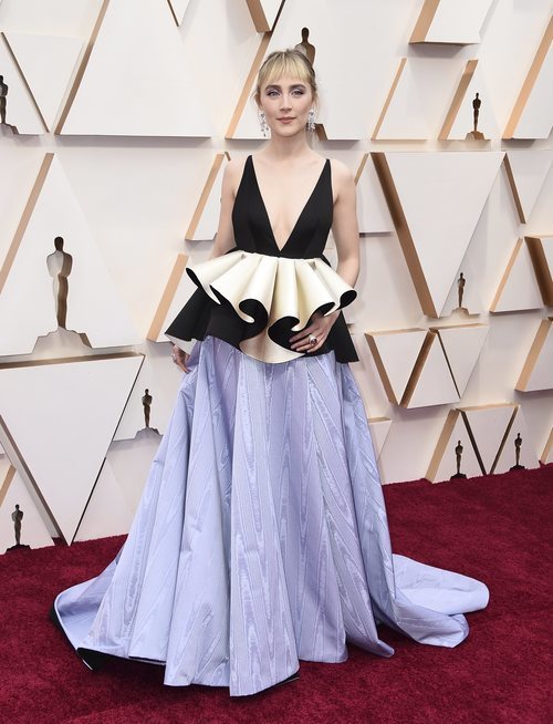 Saoirse Ronan posa en la alfombra roja de los Oscar 2020