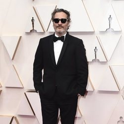 Joaquin Phoenix posa en la alfombra roja de los Oscar 2020