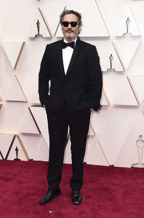 Joaquin Phoenix posa en la alfombra roja de los Oscar 2020