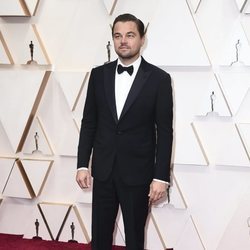Leonardo Di Caprio posa en la alfombra roja de los Oscar 2020