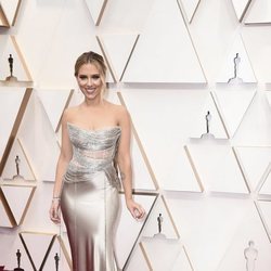 Scarlett Johansson posa en la alfombra roja de los Oscar 2020