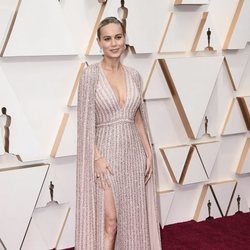 Brie Larson posa en la alfombra roja de los Oscar 2020
