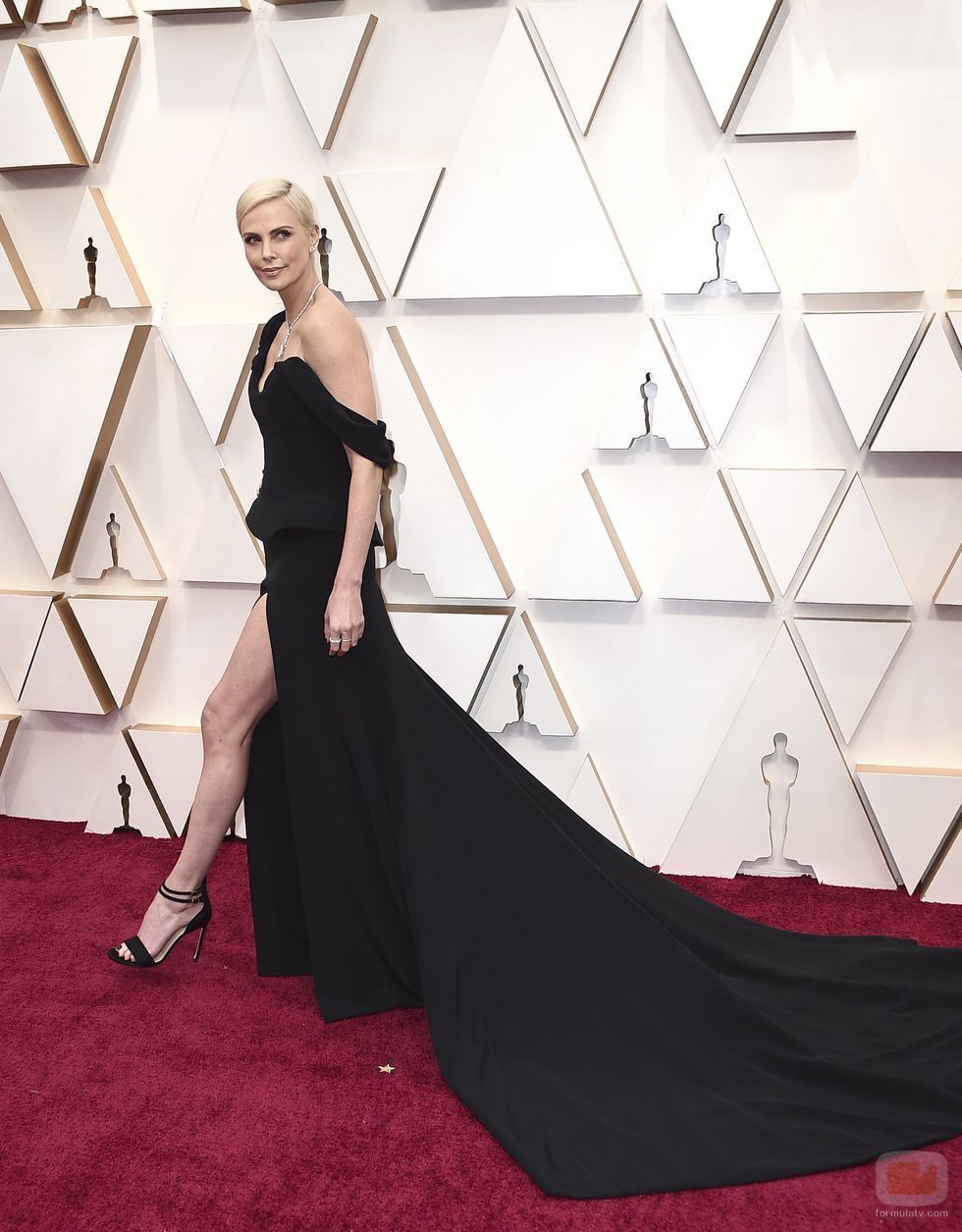 Charlize Theron posa en la alfombra roja en los Oscar 2020