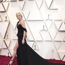 Charlize Theron posa en la alfombra roja en los Oscar 2020