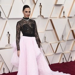 Gal Gadot posa en la alfombra roja de los Oscar 2020