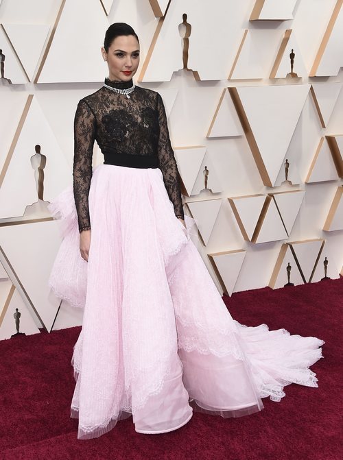Gal Gadot posa en la alfombra roja de los Oscar 2020