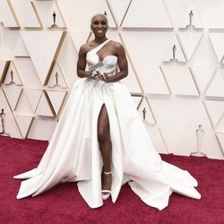 Cynthia Erivo posa en la alfombra roja de los Oscar 2020