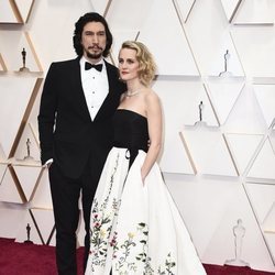 Adam Driver y Joanne Tucker posan en la alfombra roja de los Oscar 2020