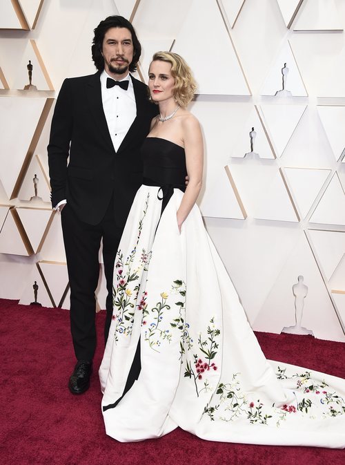 Adam Driver y Joanne Tucker posan en la alfombra roja de los Oscar 2020
