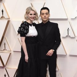 Lucy Boynton y Rami Malek posan en la alfombra roja de los Oscar 2020