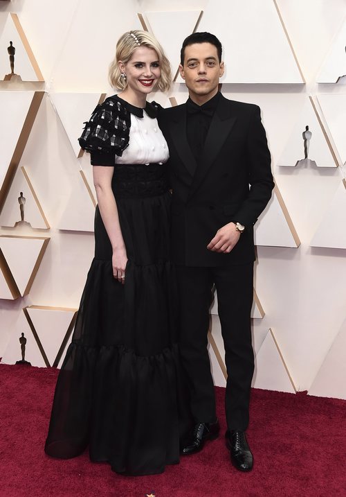 Lucy Boynton y Rami Malek posan en la alfombra roja de los Oscar 2020