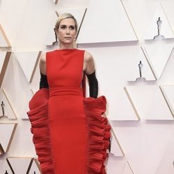 Kristen Wiig posa en la alfombra roja de los Oscar 2020