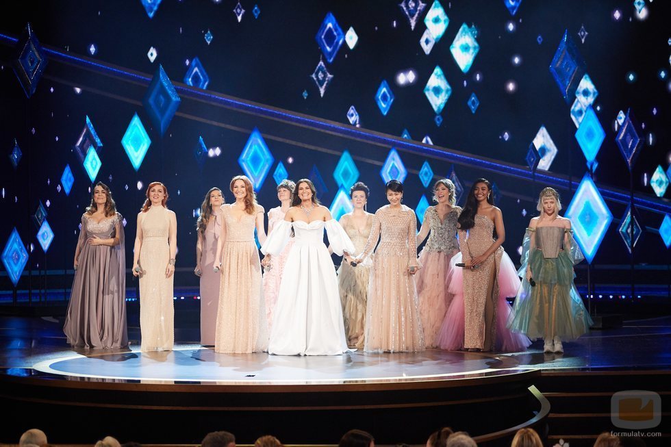 Gisela, Idina Menzel y el resto de "Elsas" posan tras su actuación en la gala de los Oscar 2020