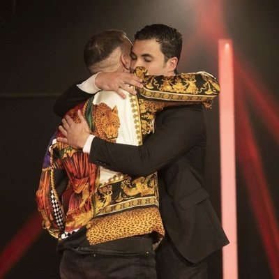 Dinio y Kiko Jiménez se abrazan en la sala de expulsión, en la Gala 5 de 'El tiempo del descuento'