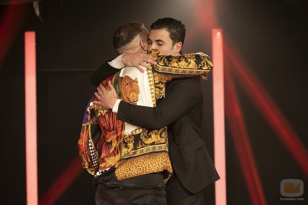 Dinio y Kiko Jiménez se abrazan en la sala de expulsión, en la Gala 5 de 'El tiempo del descuento'