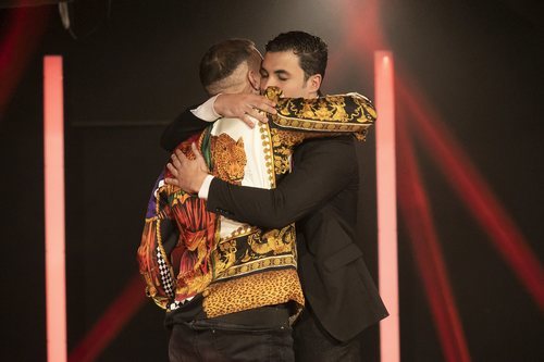 Dinio y Kiko Jiménez se abrazan en la sala de expulsión, en la Gala 5 de 'El tiempo del descuento'