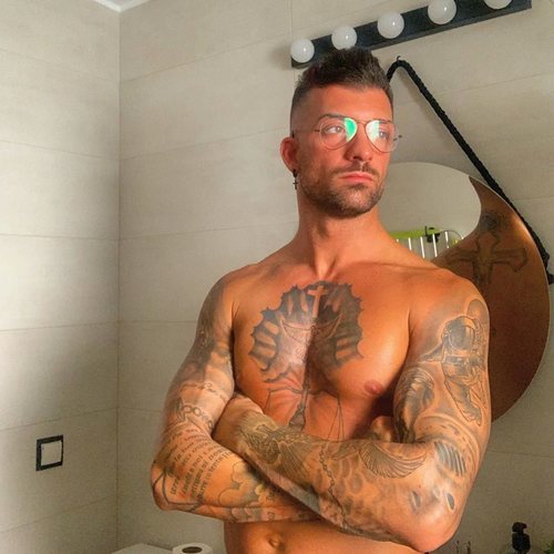 Rubén ('La isla de las tentaciones') posa sin camiseta y con gafas