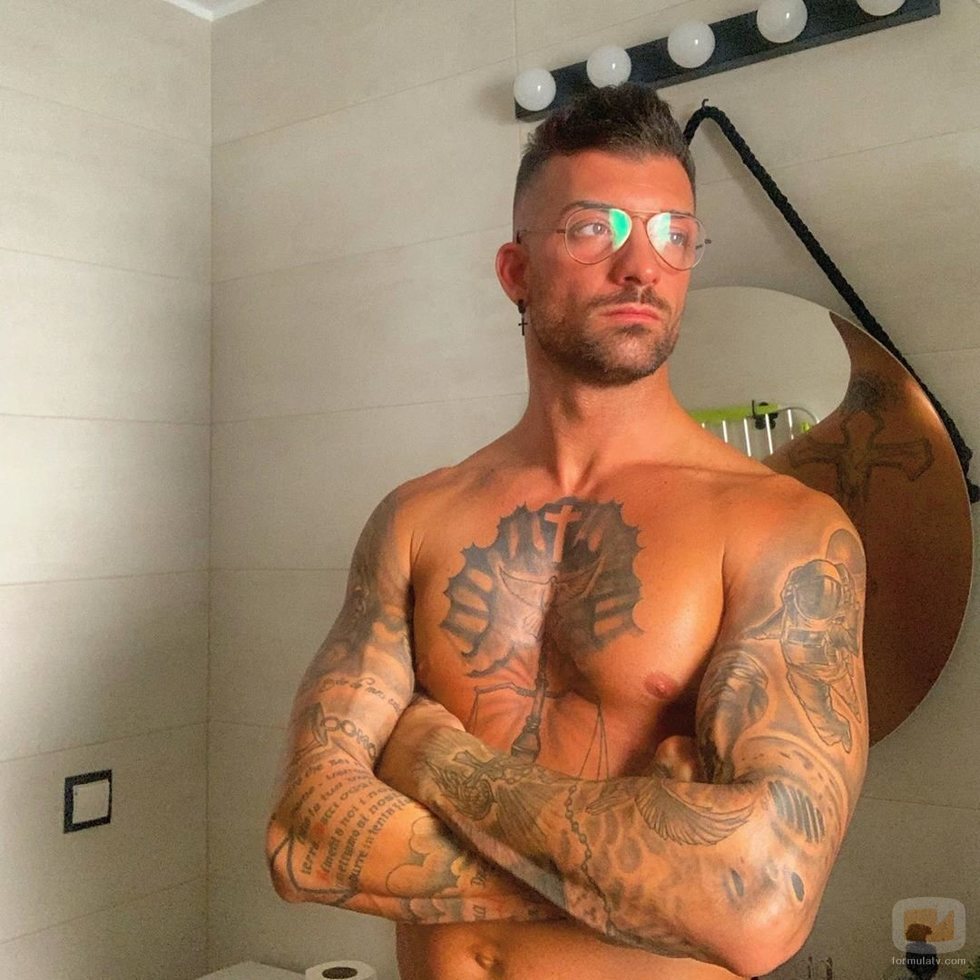 Rubén ('La isla de las tentaciones') posa sin camiseta y con gafas