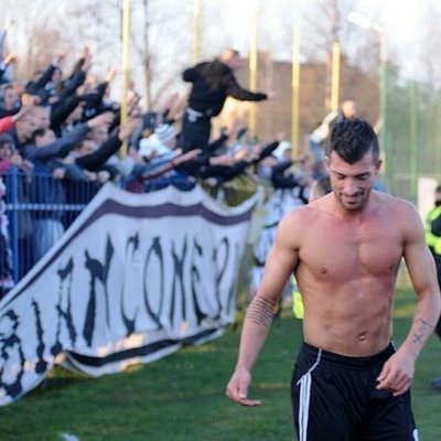 Rubén Sánchez de 'La isla de las tentaciones' sin camiseta en un partido de fútbol