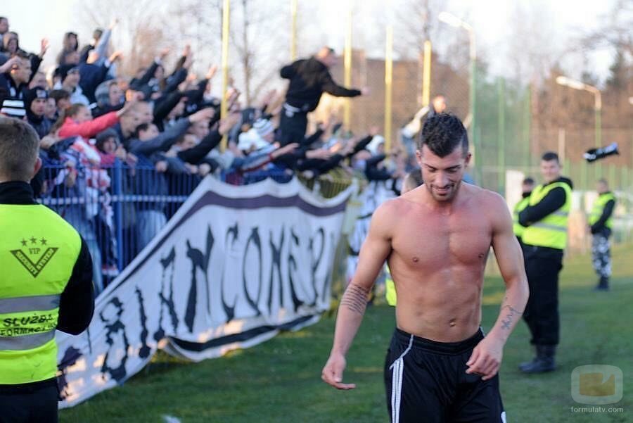 Rubén Sánchez de 'La isla de las tentaciones' sin camiseta en un partido de fútbol