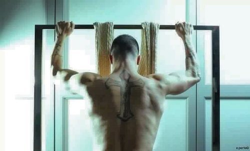 Rubén de 'La isla de las tentaciones' se desnuda para mostrar su espalda tatuada