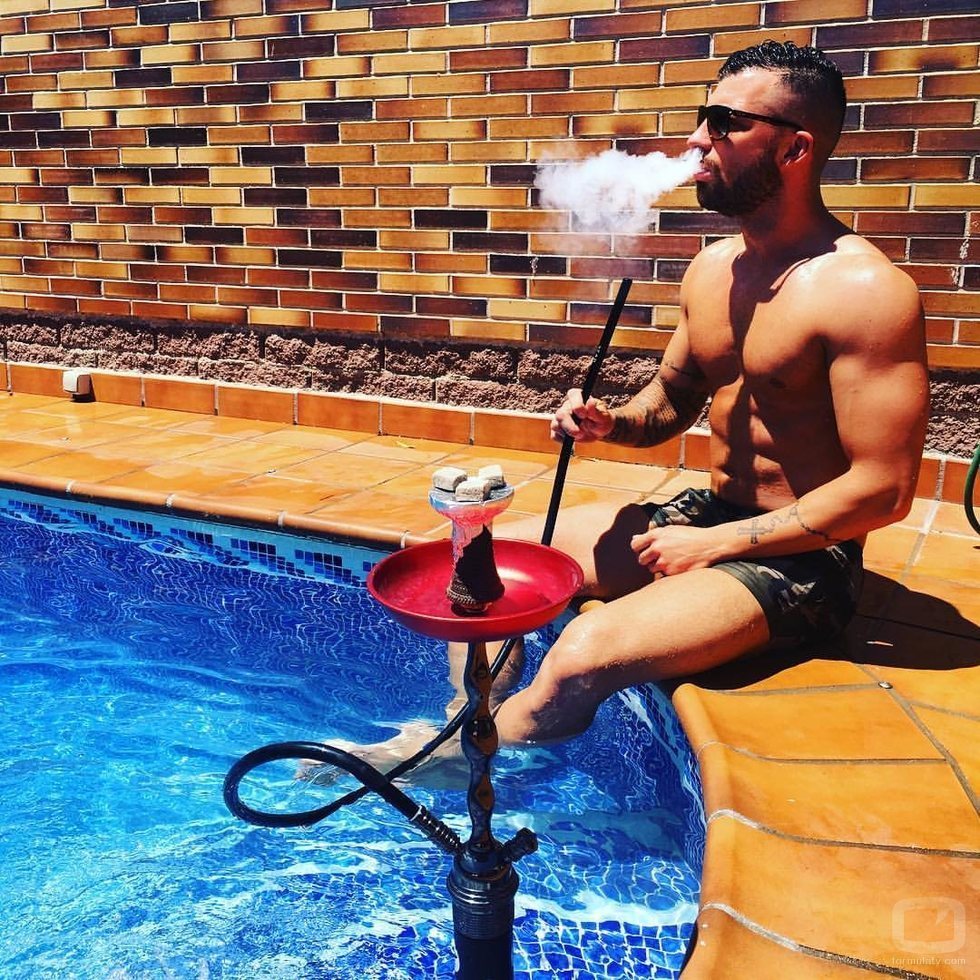 Rubén de 'La isla de las tentaciones' en bañador en la piscina