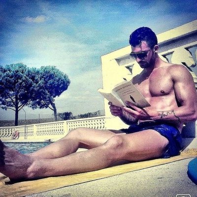 Rubén Sánchez de 'La isla de las tentaciones' en bañador leyendo