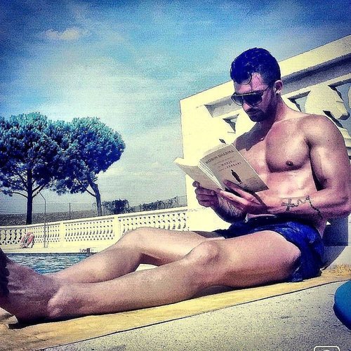 Rubén Sánchez de 'La isla de las tentaciones' en bañador leyendo