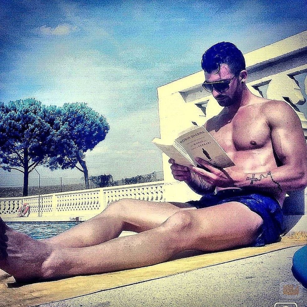 Rubén Sánchez de 'La isla de las tentaciones' en bañador leyendo