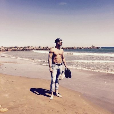 Rubén Sánchez, soltero de 'La isla de las tentaciones' en la playa sin camiseta