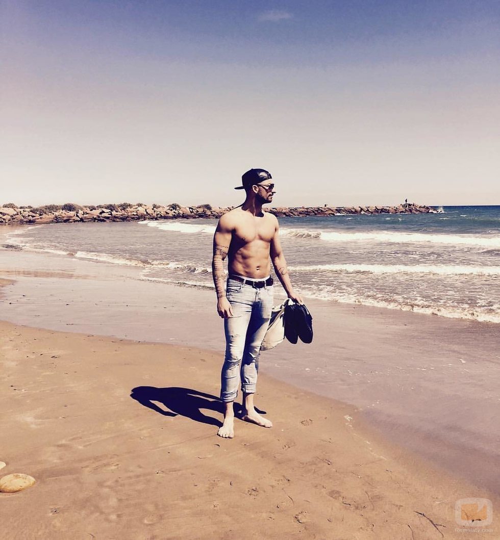 Rubén Sánchez, soltero de 'La isla de las tentaciones' en la playa sin camiseta