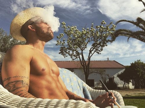 Rubén, soltero de 'La isla de las tentaciones', toma el sol desnudo