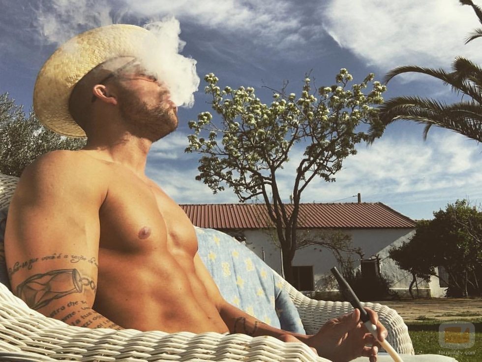 Rubén, soltero de 'La isla de las tentaciones', toma el sol desnudo