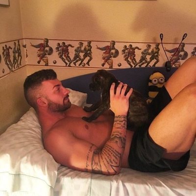 Rubén Sánchez de 'La isla de las tentaciones' en la cama sin camiseta