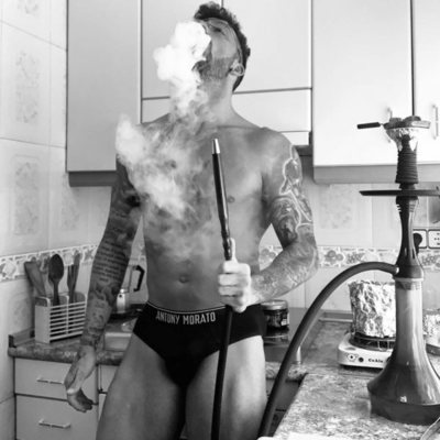 Rubén ('La isla de las tentaciones') en calzoncillos fumando cachimba