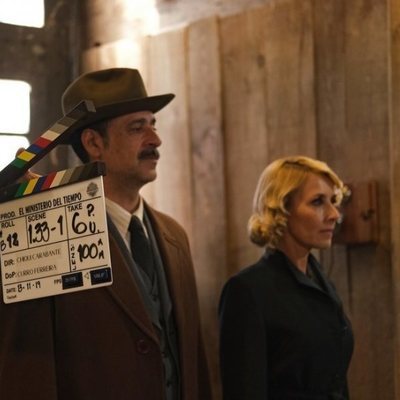 Nacho Fresneda y Cayetana Guillén Cuervo en el rodaje de la cuarta temporada de 'El Ministerio del Tiempo'