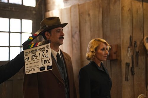 Nacho Fresneda y Cayetana Guillén Cuervo en el rodaje de la cuarta temporada de 'El Ministerio del Tiempo'